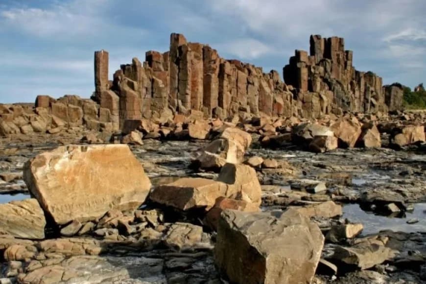 NSW: Man dies after falling from rock ledge.