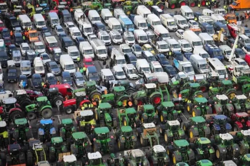 Germany: Farmers block roads with tractors in protest against Government's agriculture policies