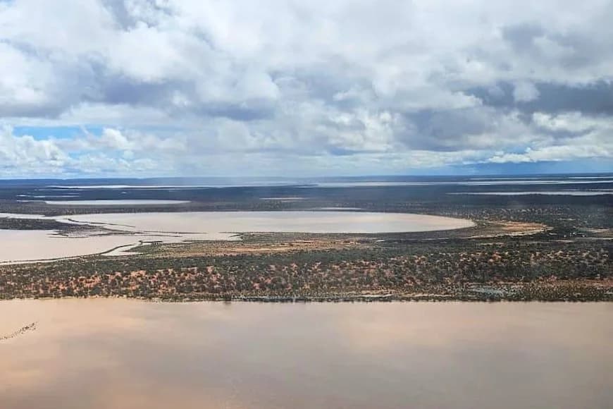 WA: Heavy rain dumped in outback and seven people missed in floods