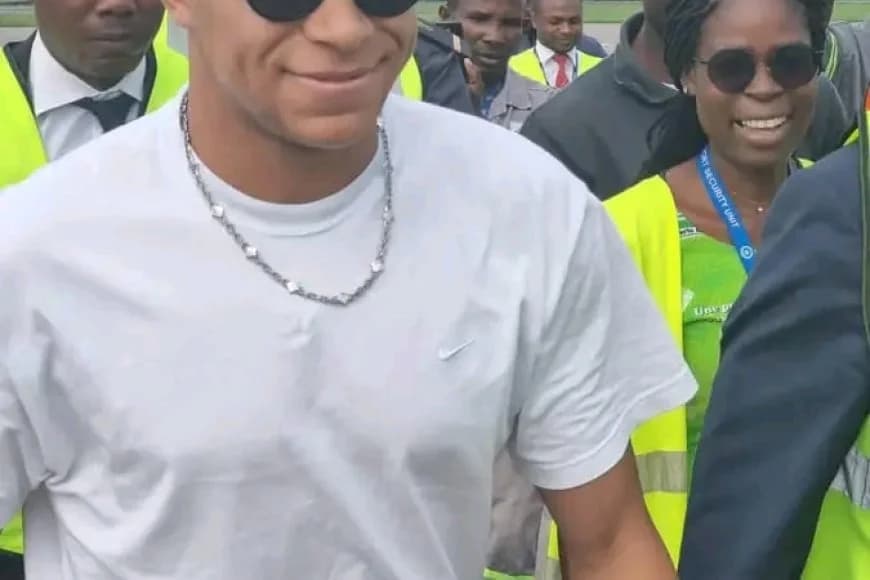 Mu gihe ab'i Paris batamureba neza, Kylian Mbappé yageze muri Cameroon yakiranwa urugwiro _ AMAFOTO