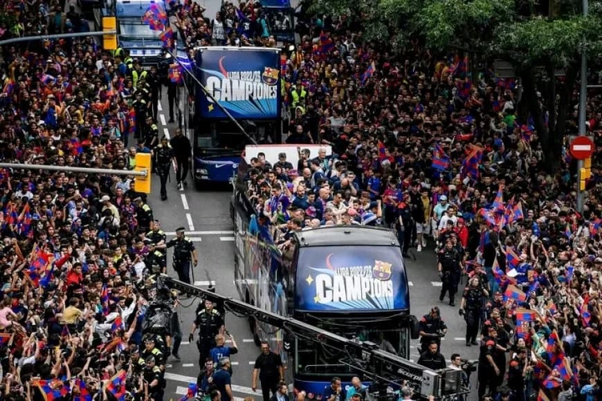 Abakinnyi ba FC Barcelona bakomeje akarasisi ko kwishimira igikombe( AMAFOTO)