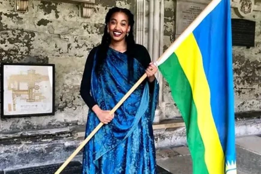 Amafoto;Imbere y'umwami Charles III, itorero "Urukerereza" ryanditse amateka