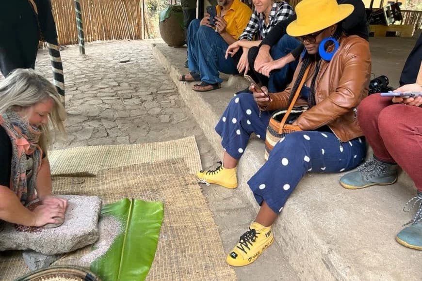 Abanyamakuru biganjemo abanyamahanga bitabiriye ibirori byo Kwita izina basuye ingagi