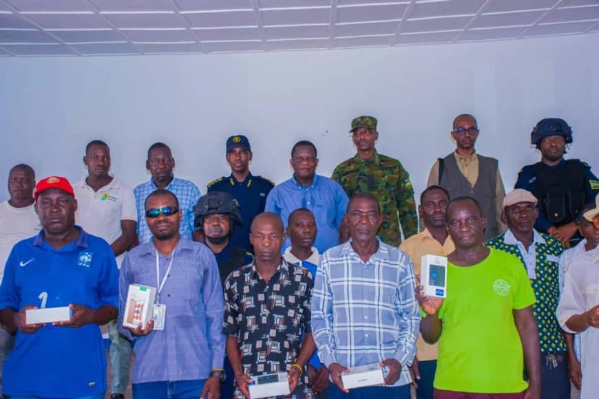 Rwanda Security Forces donate smartphones to Mozambican local leaders