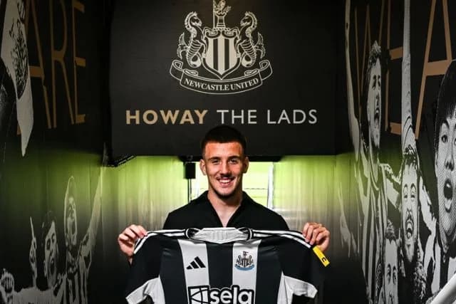 Newcastle United yasinyishije myugariro w'Umunya-Serbia Miodrag Pivaš