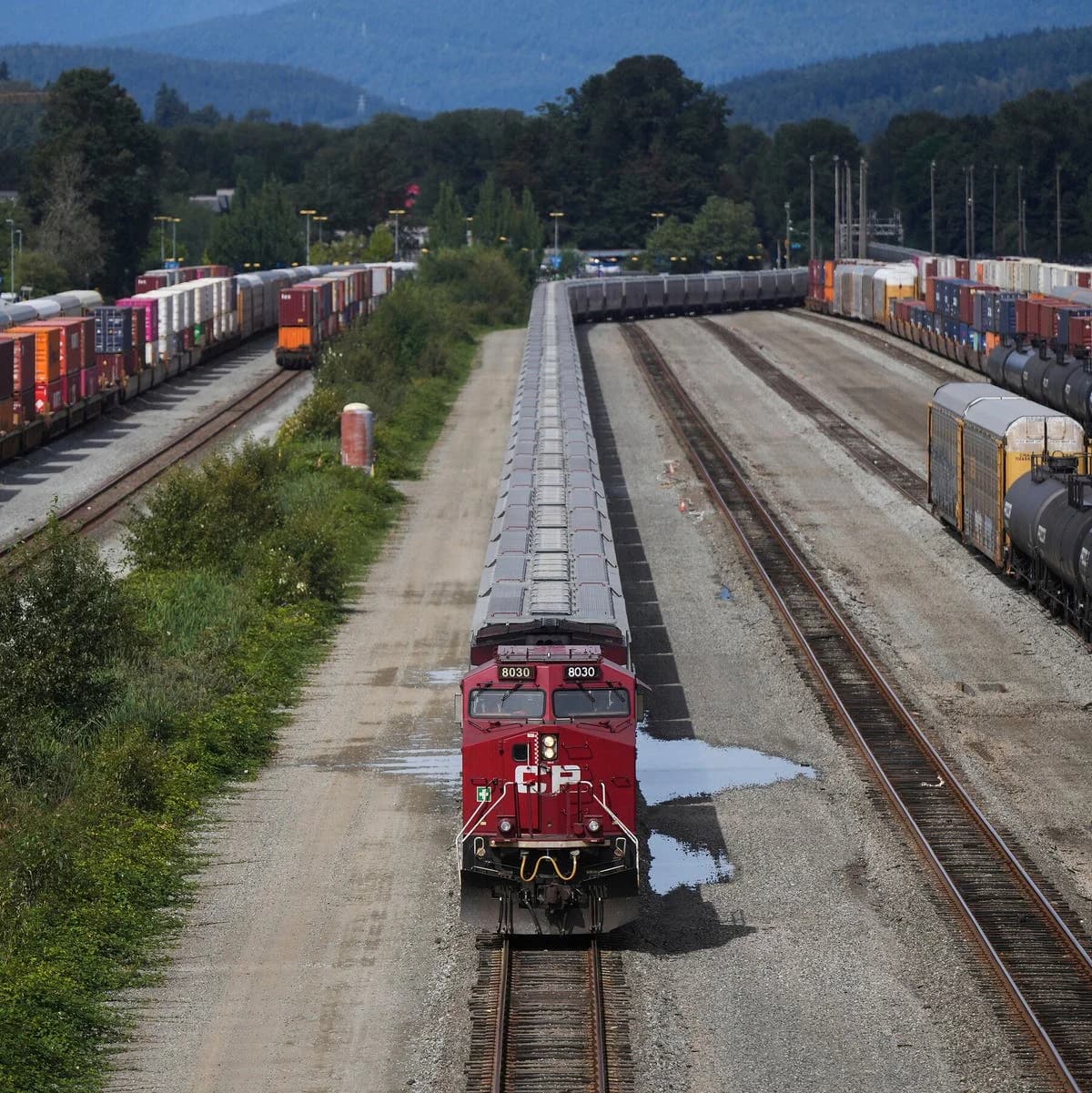 Canada’s Major Freight Railroads Halt Operations Amid Contract Dispute