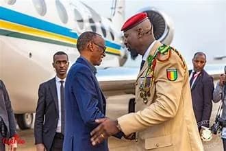 Perezida Kagame yafashe mu mugongo Abanya-Guinée
