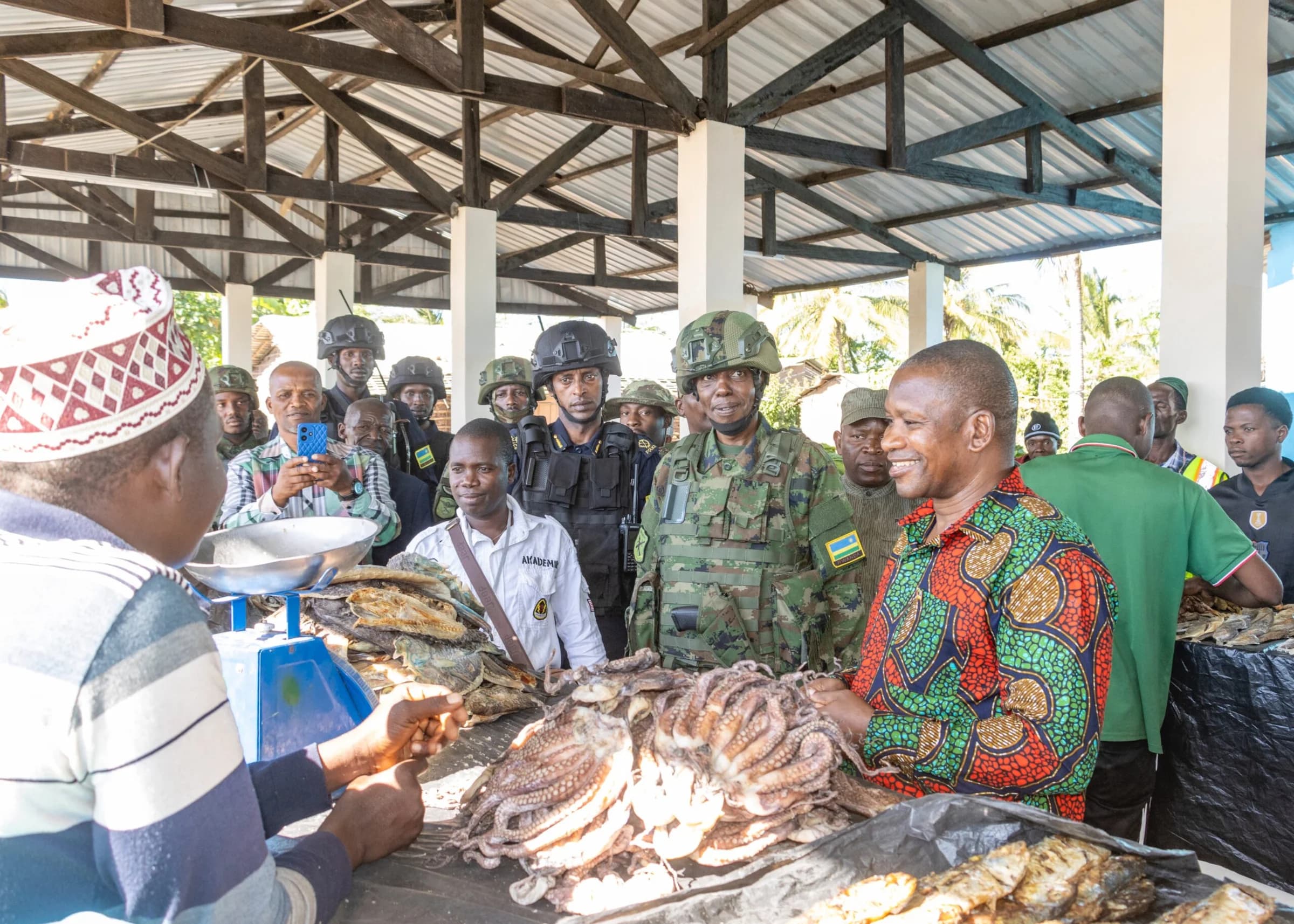 Mozambique: Rwanda Security Force handover market to residents of Macomia District