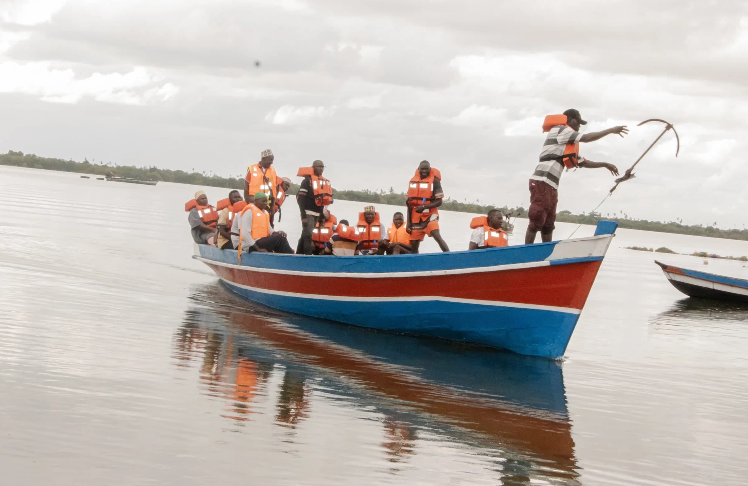 Mozambique: Rwanda security force donates fishing boat to cooperative