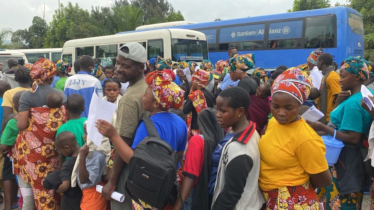 Over 300 Rwandans return from DR Congo