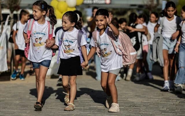 2.5 million Israeli children return to school amid war, student protests, and teacher shortages