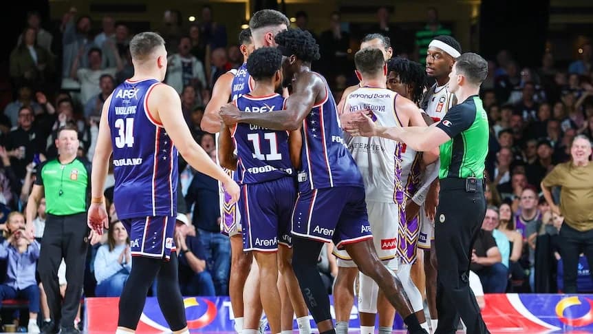 Adelaide 36ers beat Sydney Kings to level NBL finals, Kendric Davis and  Bryce Cotton clash - ABC News