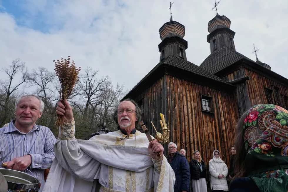 Ukraine and Russia trade blame over Ceasefire violations during easter truce