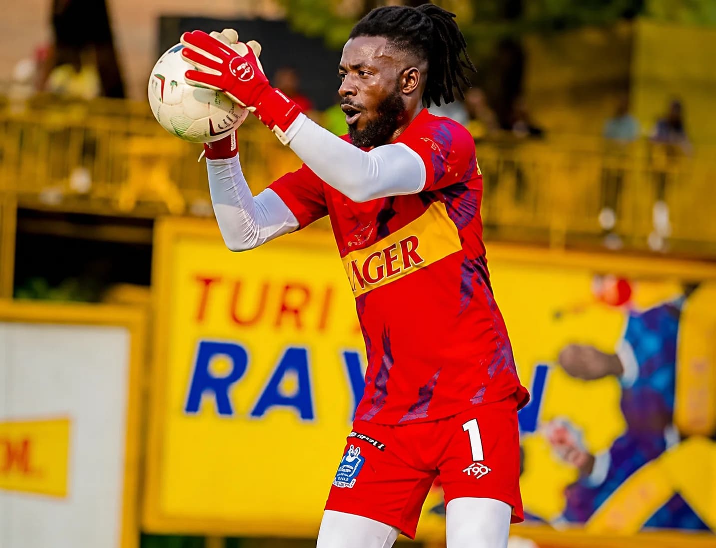 Kwizera Olivier n' umushyitsi mukuru mu gitaramo