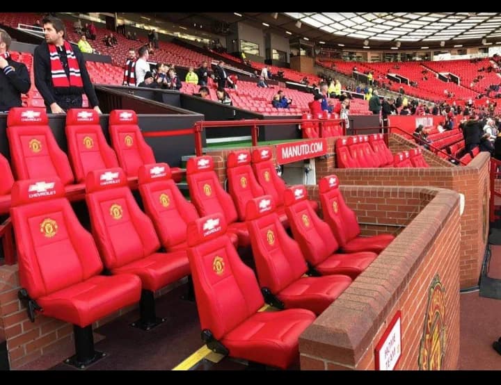 Impamvu Manchester United iri guhindura dugouts za Old Trafford
