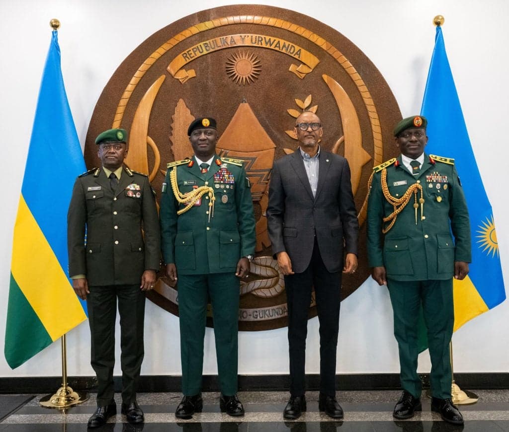 Perezida Paul Kagame yakiriye Lt Gen Waidi Shaibu, Umugaba w’Ingabo za Nigeria zirwanira ku butaka, muri Village Urugwiro, baganira ku gushimangira ubufatanye mu bya gisirikare n’umutekano hagati y’u Rwanda na Nigeria.